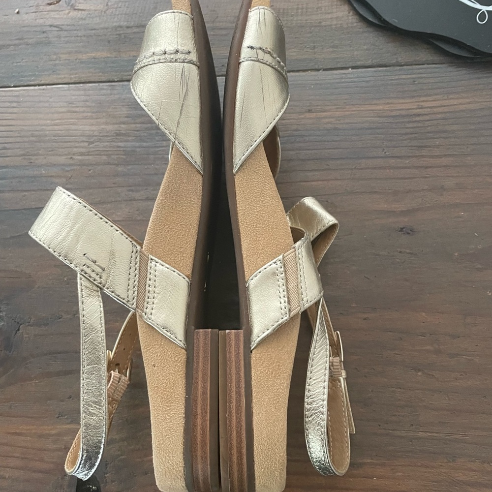 Vionic gold sandals with arch support.  Size 8